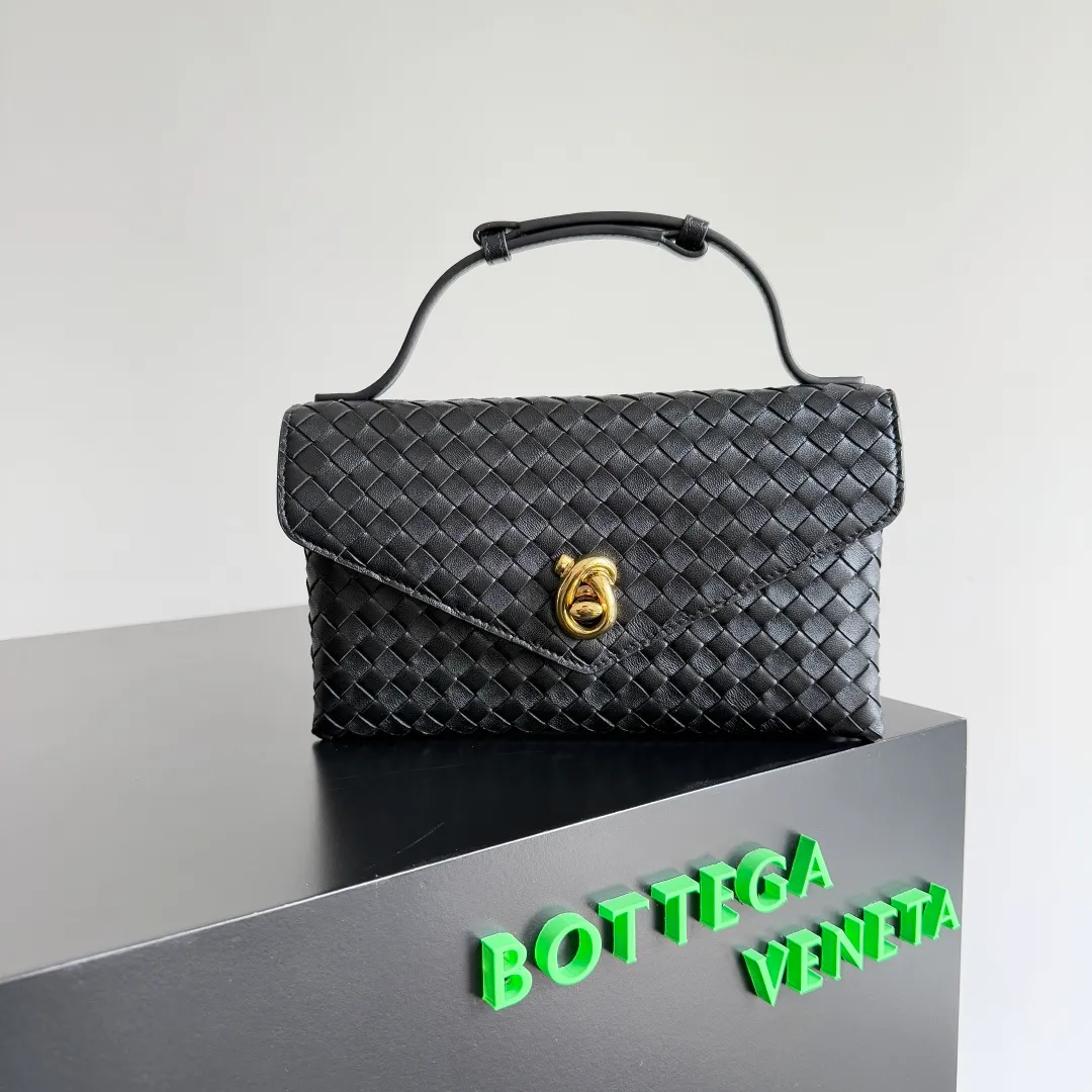 Batch 1660 BOTTEGA VENETA 2025 new product KNOT LOCK crossbody bag subverts the rigid lines of traditional tote bags, using drapey leather to create a three-dimensional silhouette that breathes. It has compartments and multiple card slots inside, making it a versatile commuter bag that can be used in various occasions. The details are full of exquisiteness, the casual retro color tone, and the upper body are full of elegance. Whether you are commuting or going out on the street, you can easily hold it. The two carrying methods of hand-carrying and long shoulder strap are very practical! At the same time, the shoulder strap is detachable, suitable for various dressing styles~ Whether it is a dinner party or daily commuting, it can be easily controlled and becomes your versatile tool❤️ Style number: 817191 Size: 25*16*5.5cm